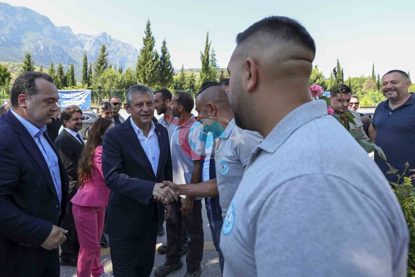 Özgür Özel Manisa’da şehitlik ve Ferdi Zeyrek’in mezarını ziyaret etti