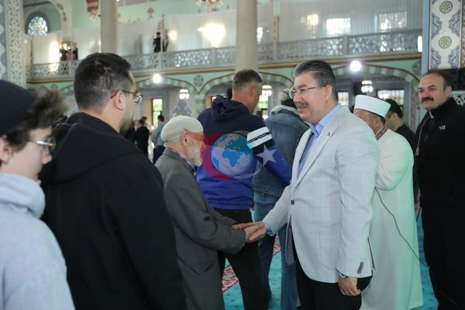 Vali Erdinç Yılmaz Bayram Namazını Tarihi Camide Vatandaşlarla Kıldı