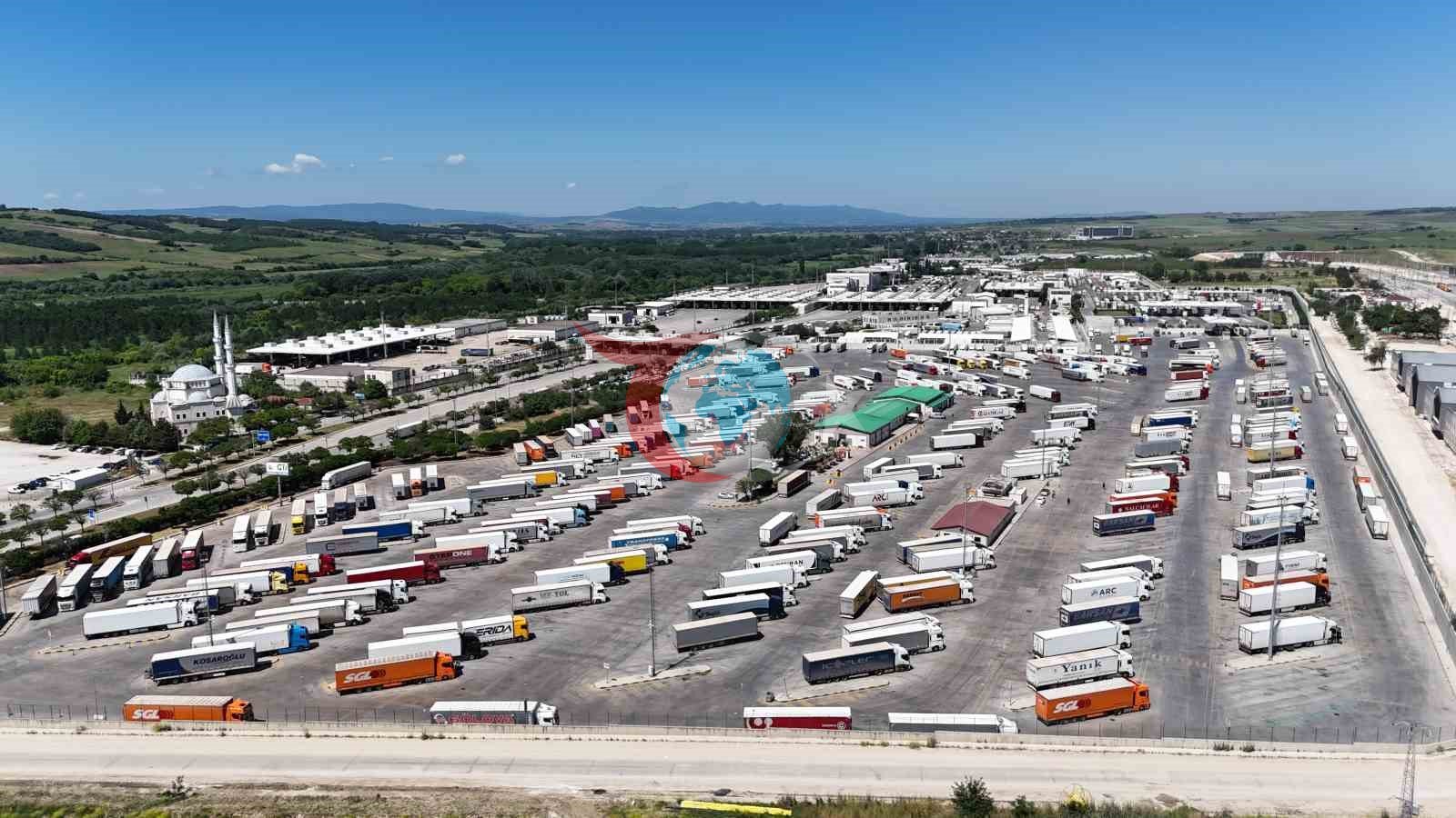 Kapıkule&rsquo;de tır şoförleri gözyaşları içinde aileleriyle bayramlaştı