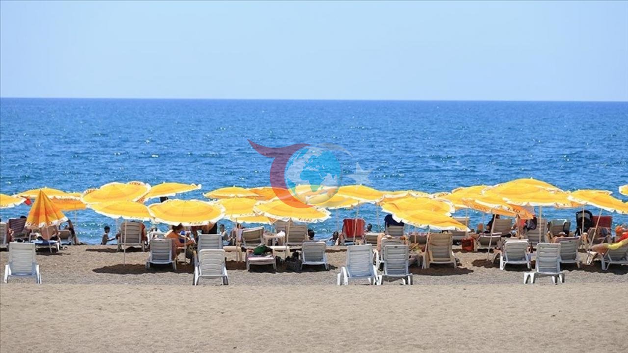 Antalya'nın Plajlarında Bayram Yoğunluğu: Tatilciler Serinlemek İçin Akın Etti