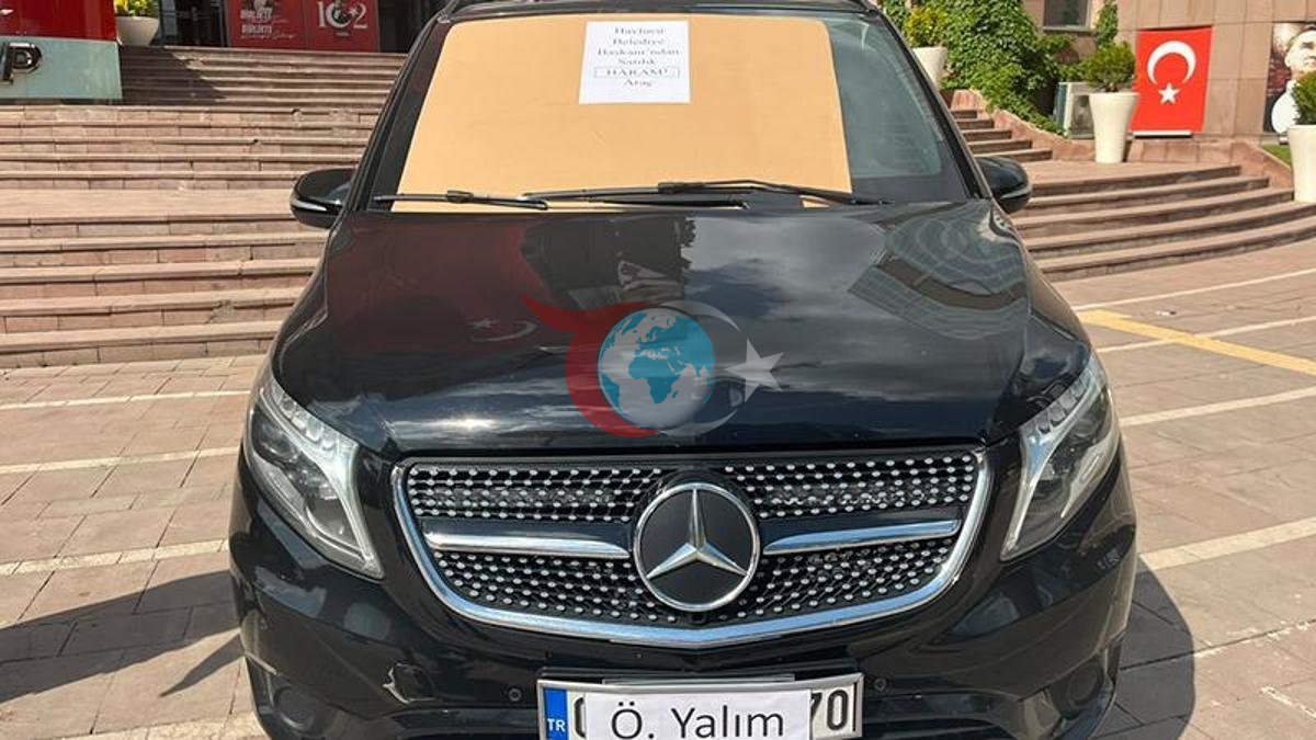 Özgür O'zelning mashinalari CHP Bosh qarorgohida sotilmoqda