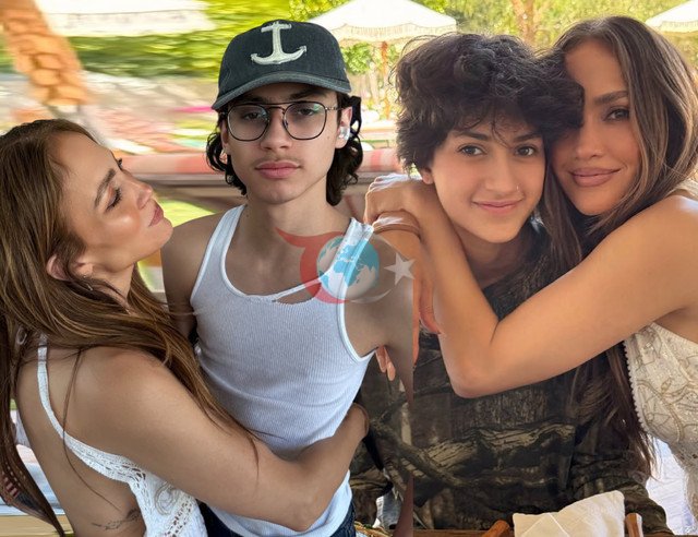 Jennifer Lopez'in havuz pozları