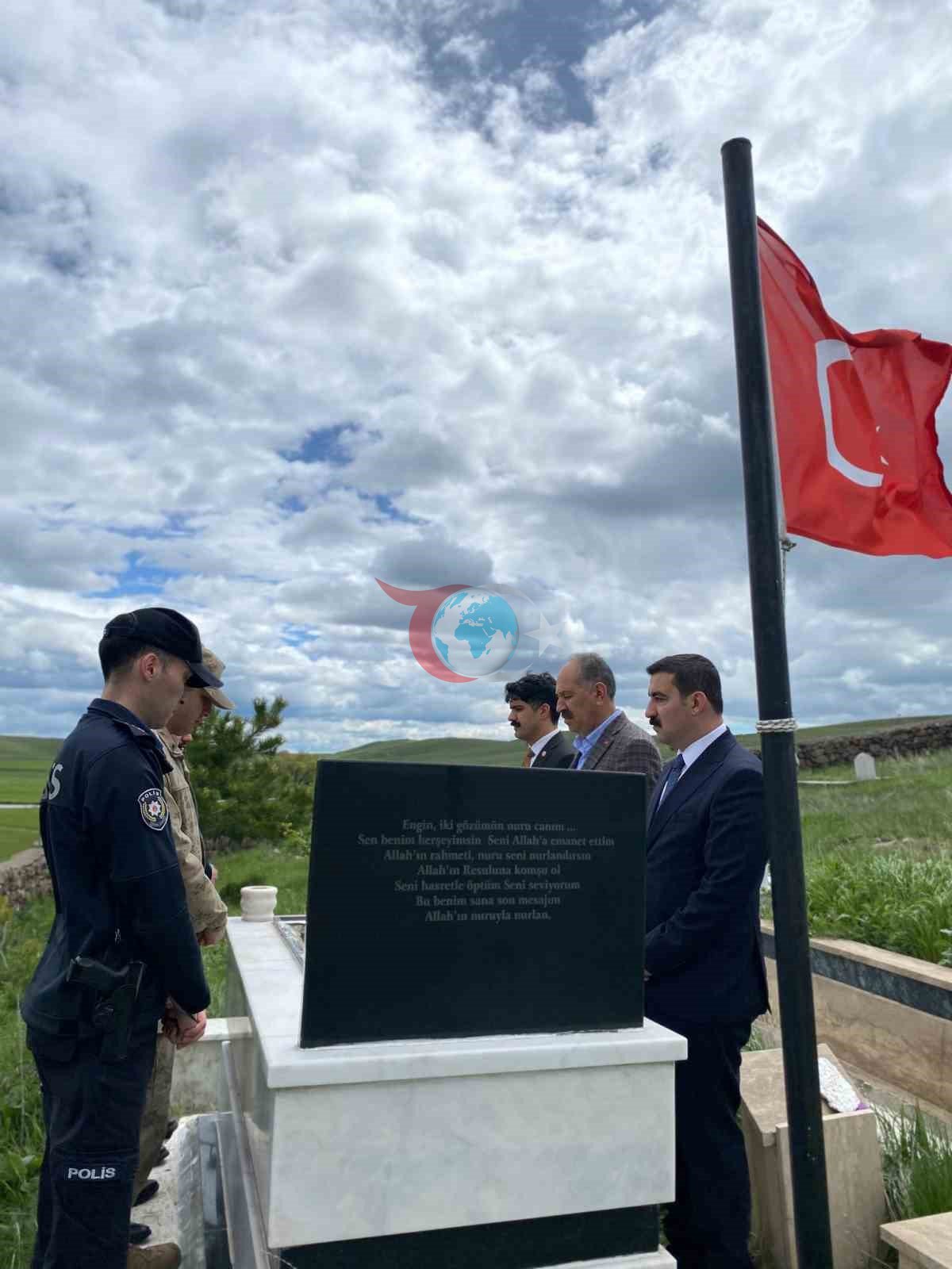 Arpaçay’da bayramda duygulandıran şehitlik ziyareti