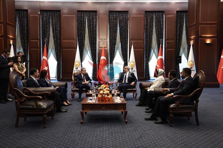 Siyosiy partiyalarning bayram dasturi boshlandi. 3 bayramdan so'ng AK Partiya va CHPdan ilk tashrif