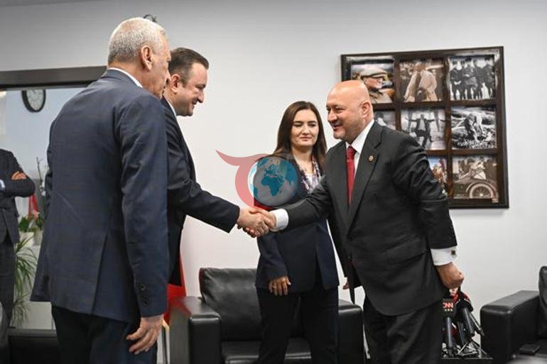 Siyosiy partiyalarning bayram dasturi boshlandi. 3 bayramdan keyin AK Partiya va CHPdan birinchi tashrif