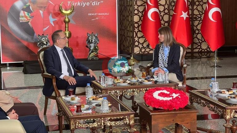 Siyosiy partiyalarning bayram dasturi boshlandi. 3 bayramdan so'ng AK Partiya va CHPdan birinchi tashrif