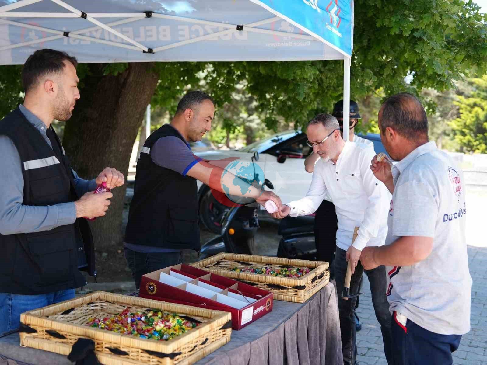 Düzce Belediyesi'nden Bayramda Mezarlıkta Anlamlı Hizmet