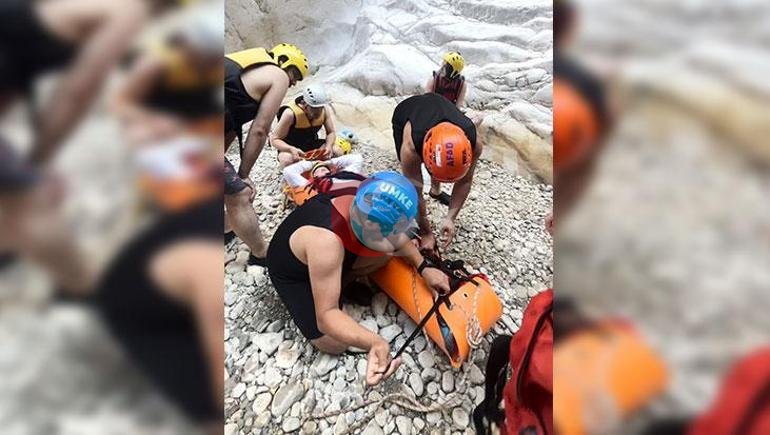 Antalyada kanyonda mahsur kalmıştı Ayağı kırılan turist ekiplerin operasyonuyla kurtarıldı