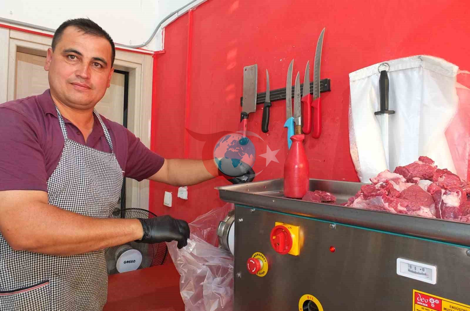 Burhaniye’de kasapların kıyma mesaisi devam ediyor