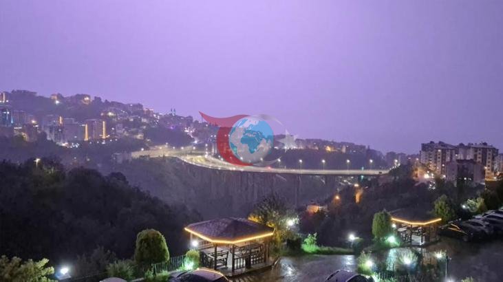 Trabzon'da Şimşek Fırtınası Gökyüzünü Aydınlattı