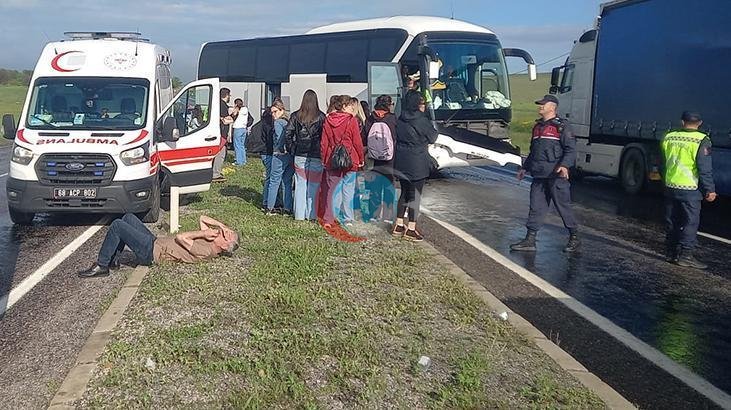 Kaygan Yolda Kontrolü Kaybeden Tur Otobüsü: 16 Yaralı