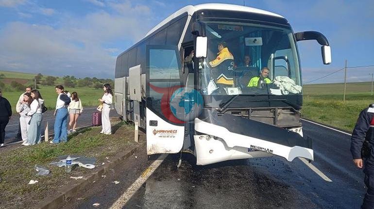 Tur avtobusu sürüşkən yolda əks hərəkət zolağına çıxdı: 16 nəfər yaralanıb