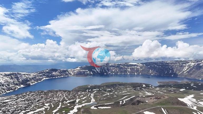 Bitlis Nemrut Krater Gölündə inanılmaz mənzərə. Qış və yay eyni çərçivədə