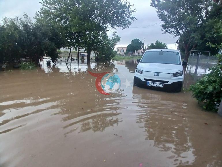 Hatay və Osmaniyedə leysan və dolu həyatı iflic etdi. Yollar çökdü, evlər su basdı, çaylar su altında qaldı=