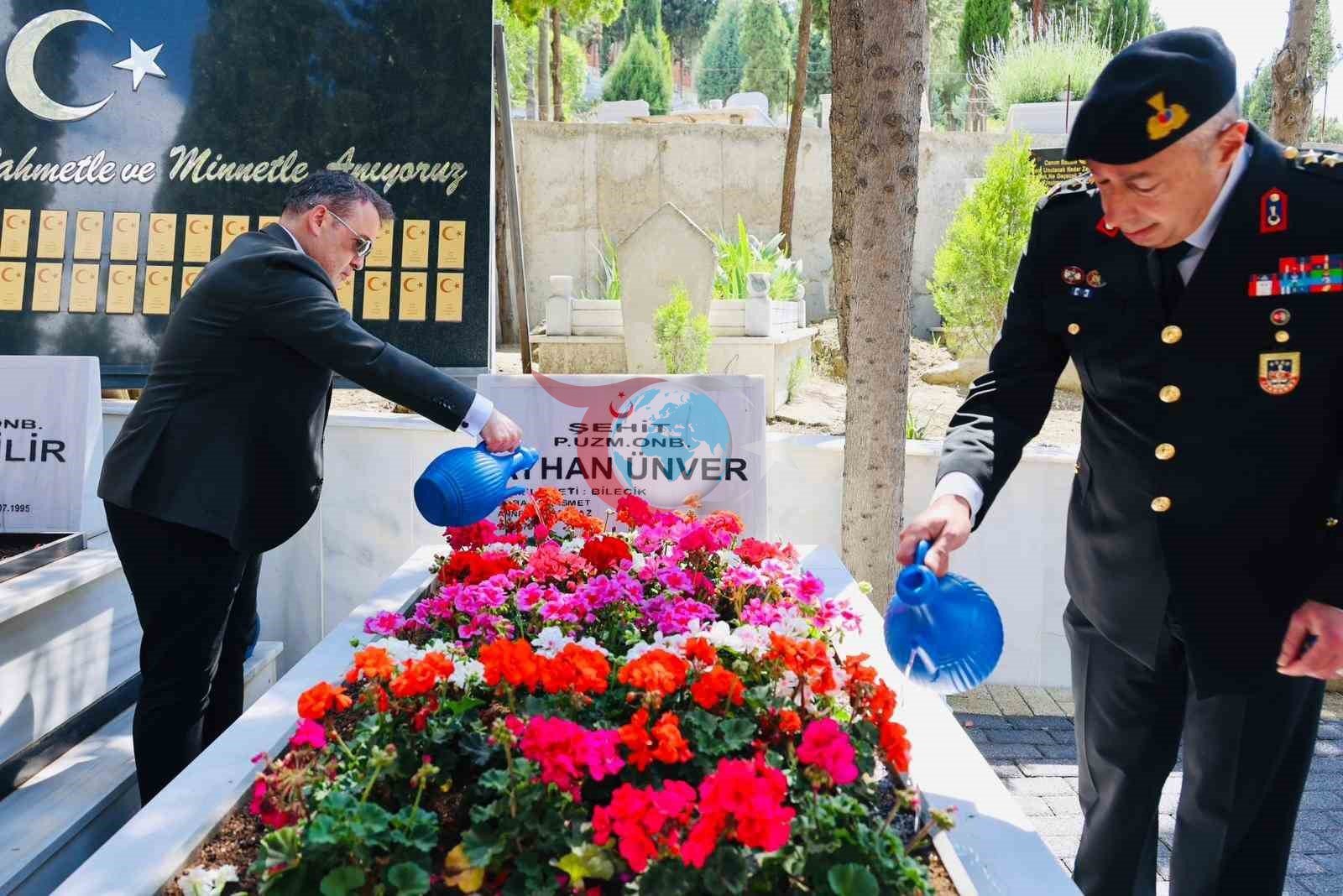 Губернатор Сөзердин майрам учурунда шейиттер көрүстөнүнө барышы