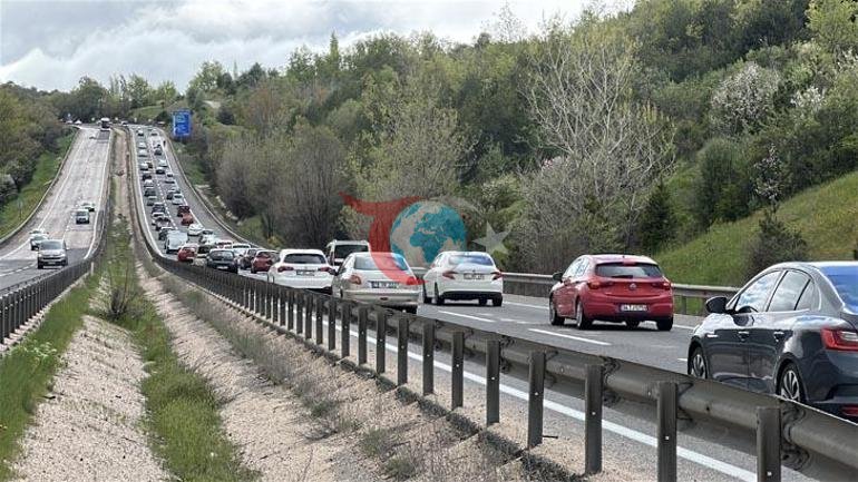 Bayram dönüşü yoğunluğu başladı Trafik, yer yer durma noktasına geldi