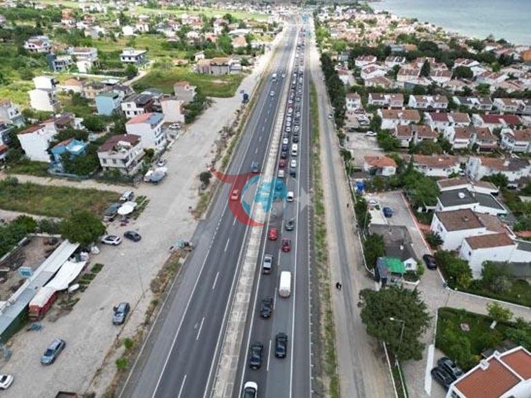 Bayram dönüşü yoğunluğu başladı Trafik, yer yer durma noktasına geldi