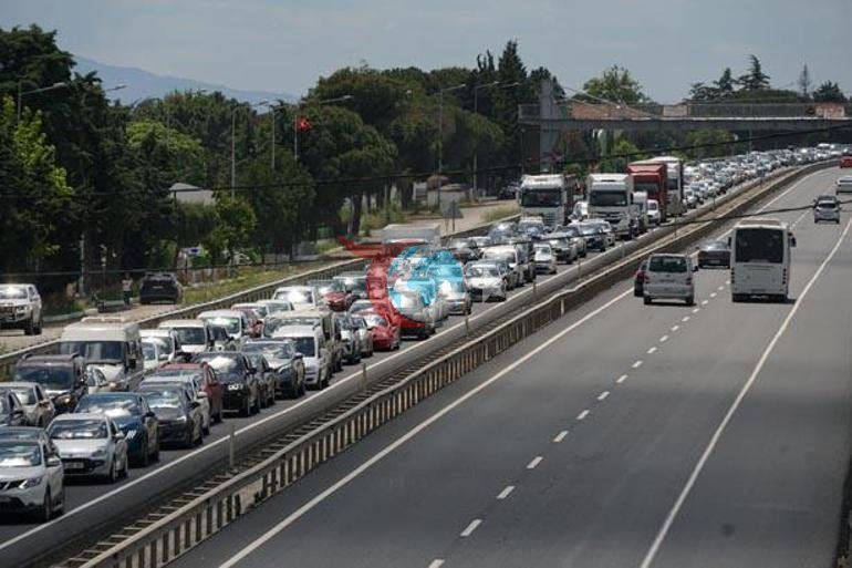 Bayram dönüşü yoğunluğu başladı Trafik, yer yer durma noktasına geldi