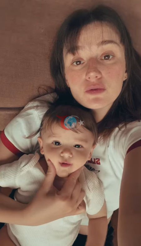 Gizem Karaca qızının ilk addımlarını paylaşıb - Şəkil: 