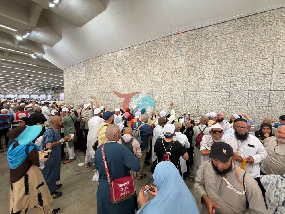 Hacılar Şeytanı Taşladı ve Hac Vazifesini Tamamladı