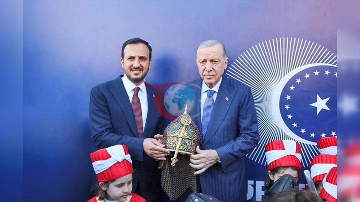 Erdoğan'a Fatih Sultan Mehmed'den İlham Alan Miğfer Hediye Edildi