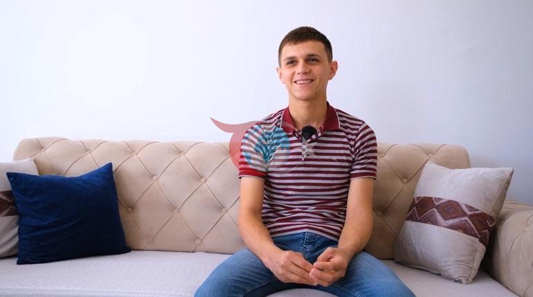 Bakan Kurum, depremzede ailenin bayram sevincini paylaştı