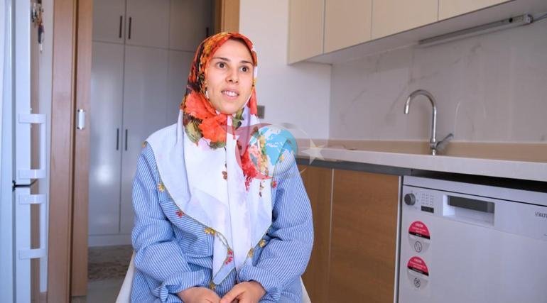 Bakan Kurum, depremzede ailenin bayram sevincini paylaştı