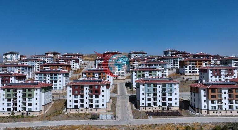 Bakan Kurum, depremzede ailenin bayram sevincini paylaştı