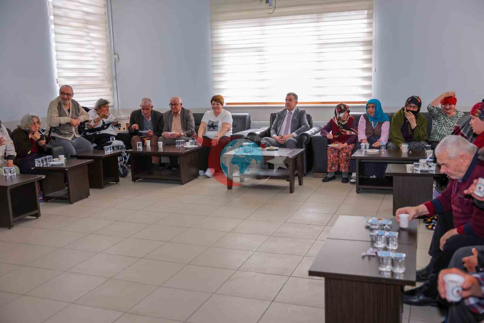 Bayburt huzurevi sakinlerine bayram ziyareti