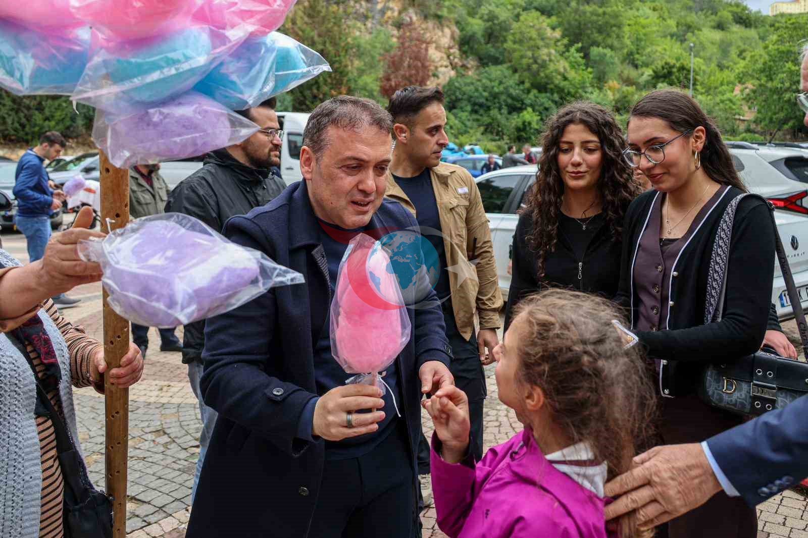 Bilecik'te Bayram Buluşması: Vali Sözer'den Şeyh Edebali Türbesi'ne Ziyaret
