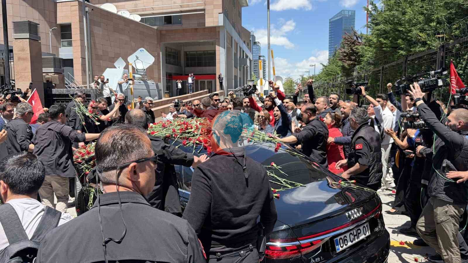 Kılıçdaroğlu CHP Genel Merkezi'nde Coşkuyla Karşılandı