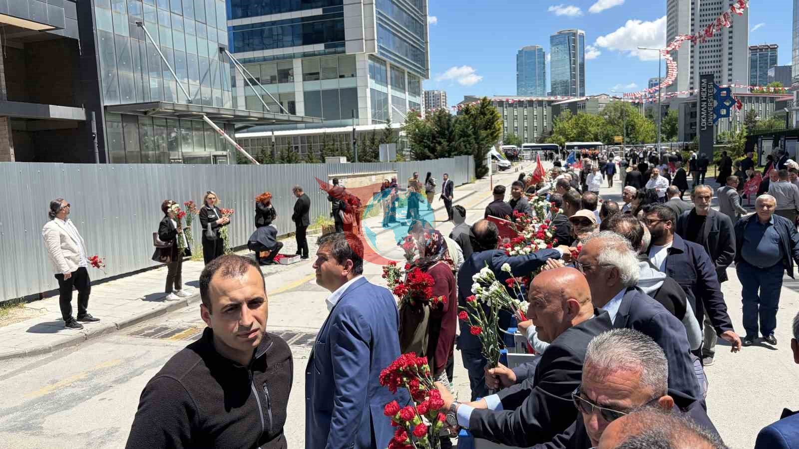 CHP Genel Başkanı Kılıçdaroğlu, Genel Merkez&rsquo;de çiçeklerle karşılandı