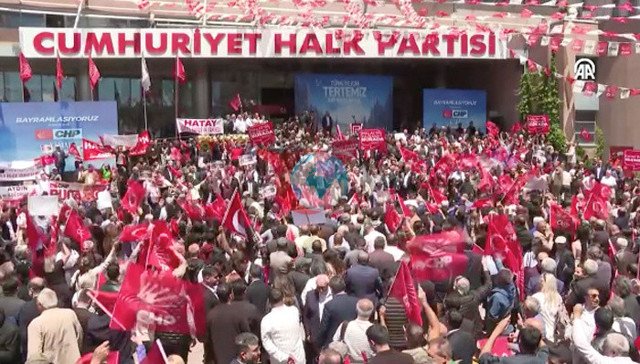 Kılıçdaroğlu 2.5 yıl sonra CHP Genel Merkezi'ne geldi karanfillerle karşılandı - Resim: 0