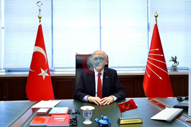 Kılıçdaroğlu 2.5 yıl sonra CHP Genel Merkezi'ne geldi karanfillerle karşılandı - Resim: 1