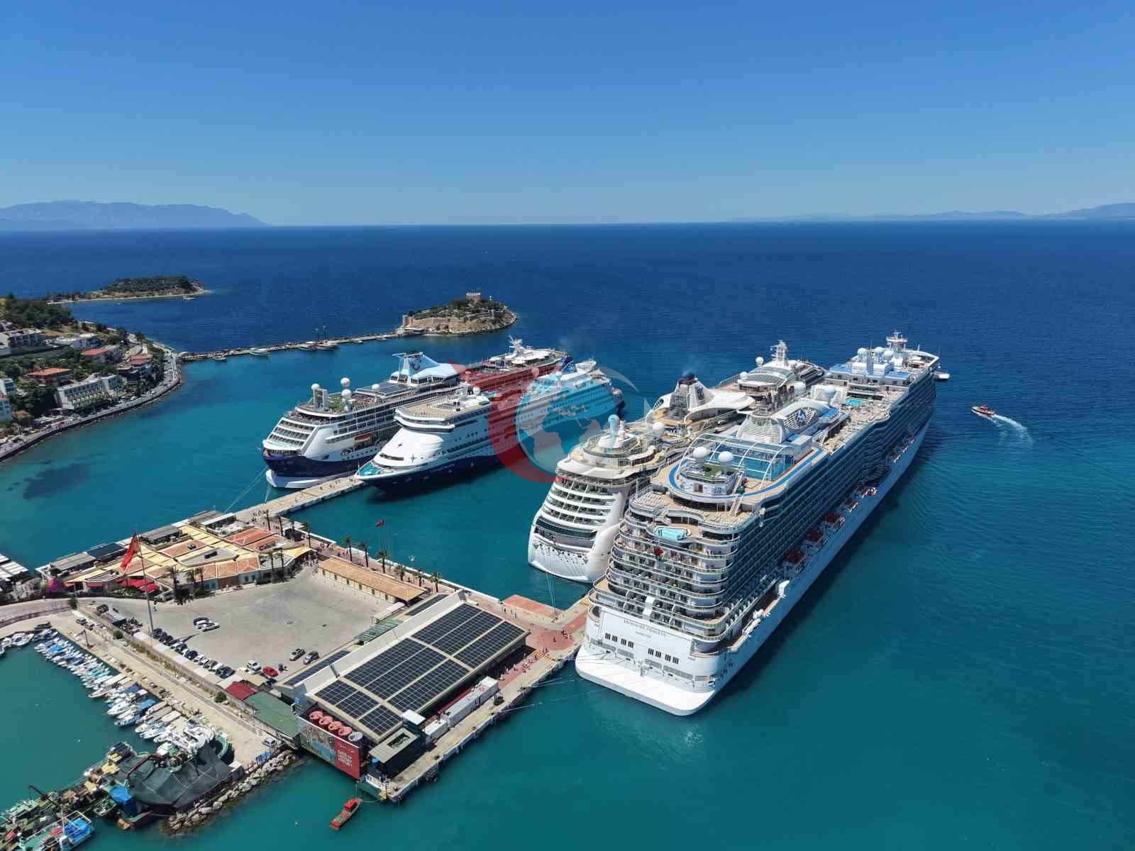 Kuşadası'na Kruvaziyer Akını: 9 Bin Turist Geldi