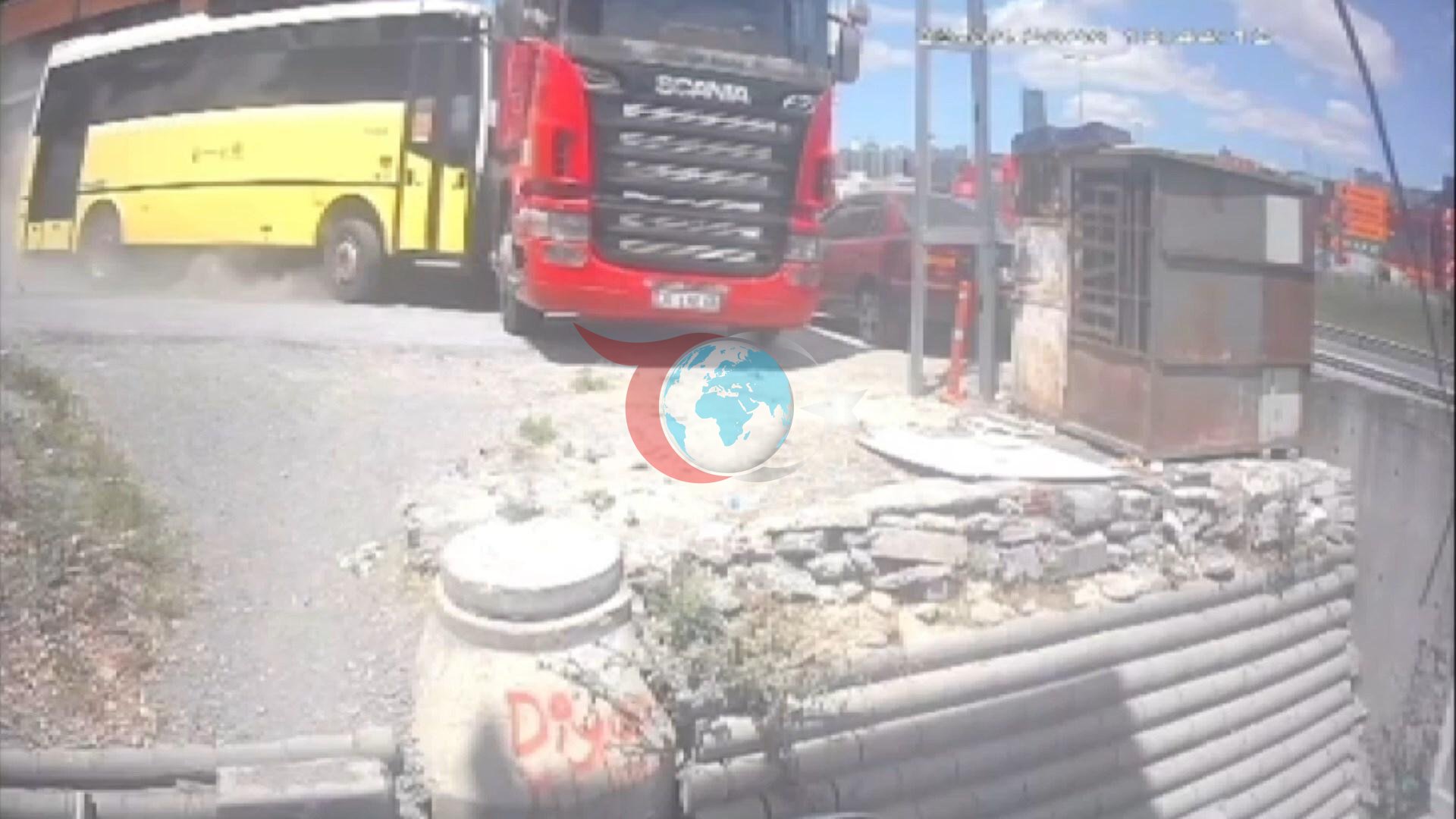 Beylikdüzü'nde Kontrolden Çıkan Otobüs TIR'a Çarptı