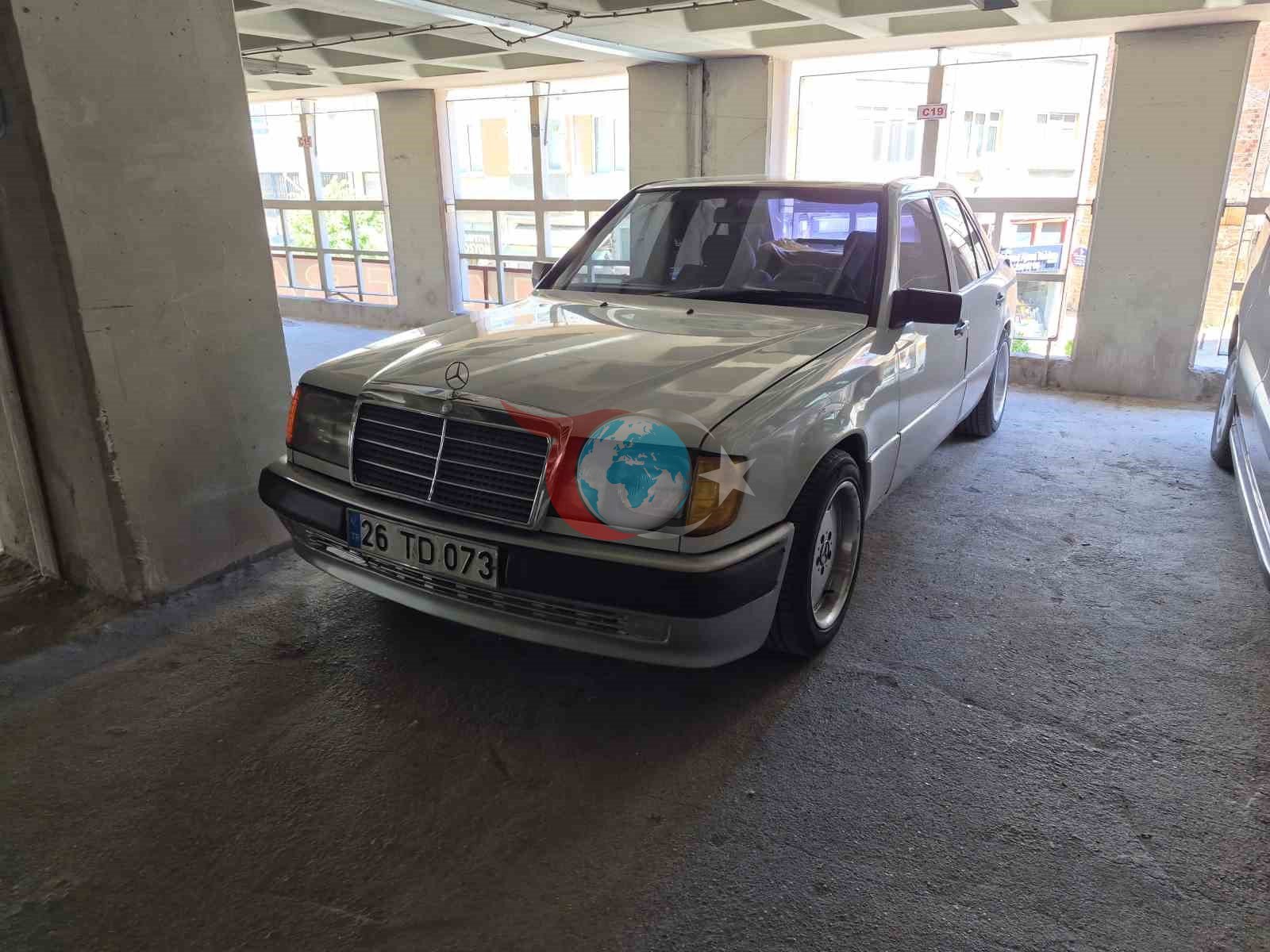 Katlı otoparkta yakıt sızdıran otomobil paniğe sebep oldu