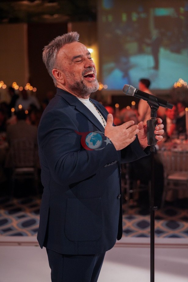 Bülent Serttaş sahnede yeni şarkısını 4 kere seslendirdi