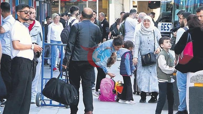Bayram dönüşü uzun kuyruklar oluştu: Tersine göç başladı