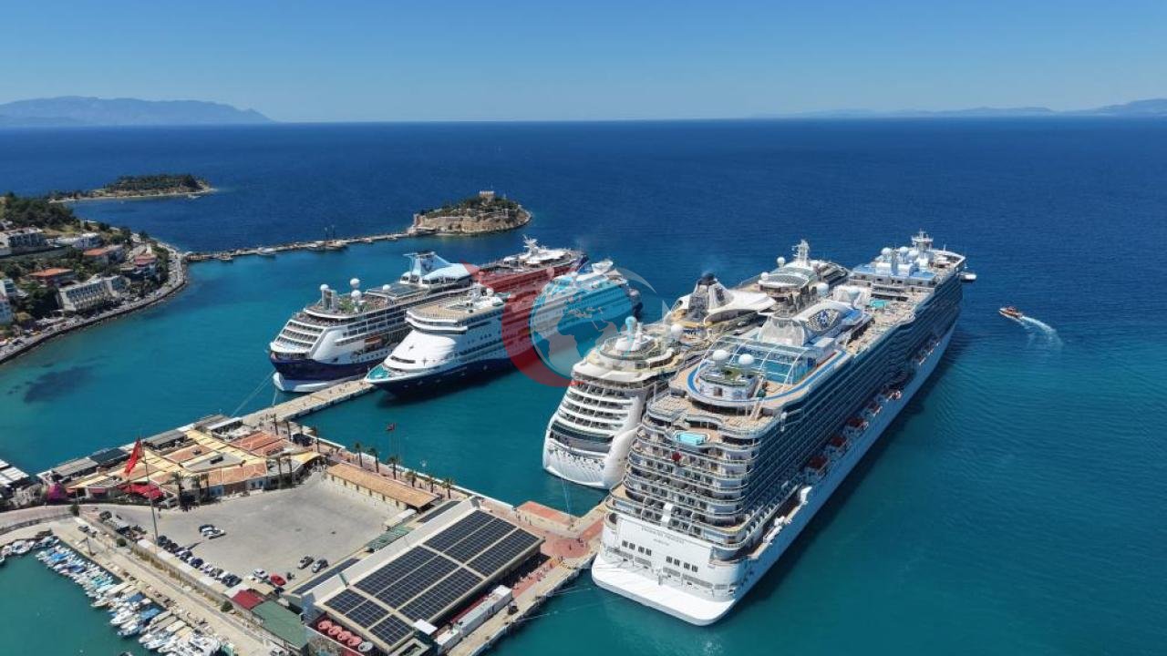 Kuşadası'na Gelen Kruvaziyerlerle Turist Akını