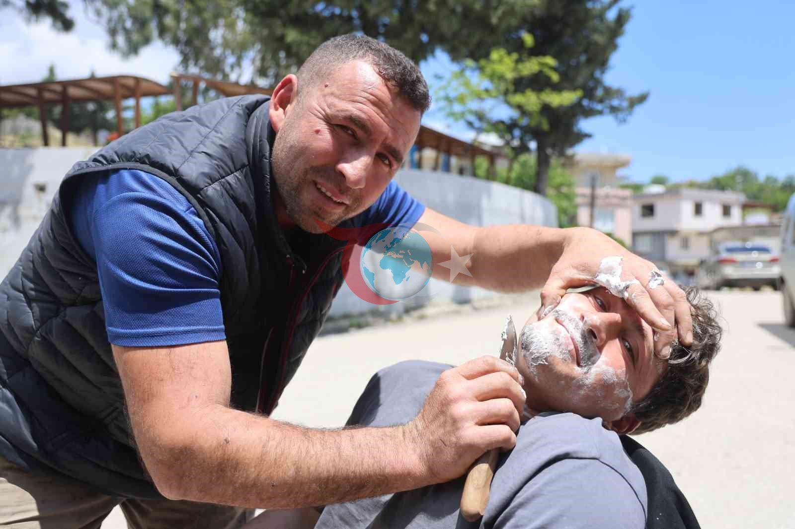 Hataylı Bıçak Ustası, Ürettiği Bıçaklarla Tıraş Ediyor