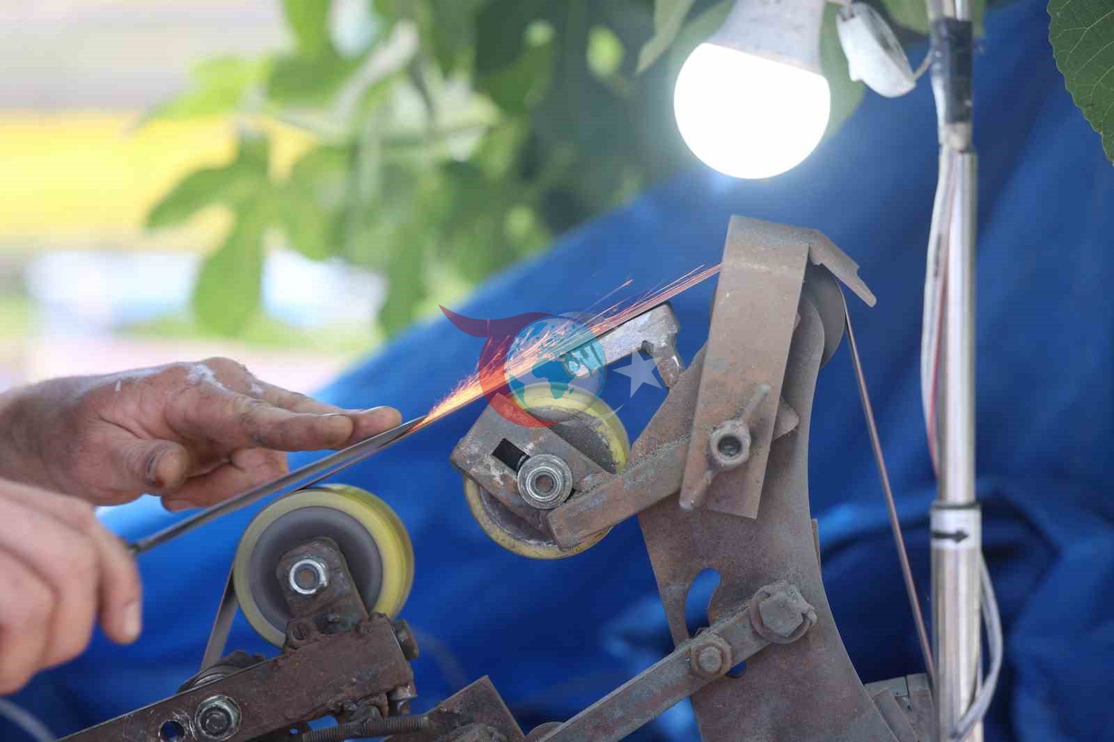 Hatay’da ürettiği bıçakların keskinliği göstermek için insanları tıraş ediyor