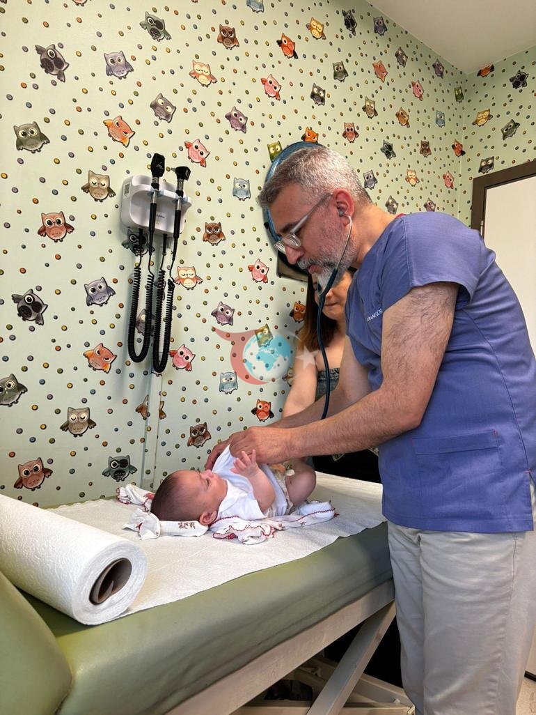 Mucize bebek Leyloş, kep ve cübbeyle taburcu oldu: Küçücüktü, tutamadım bile