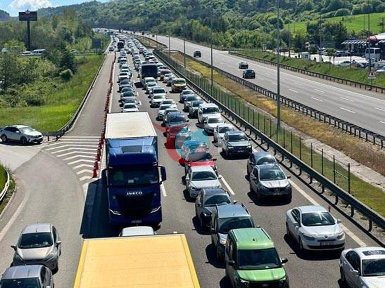 Tatilin son günü yollarda dönüş yoğunluğu sürüyor