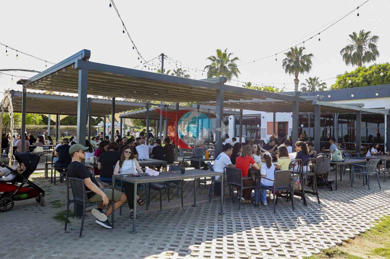 Mersin&rsquo;de bayramın adresi belediye kafeleri oldu