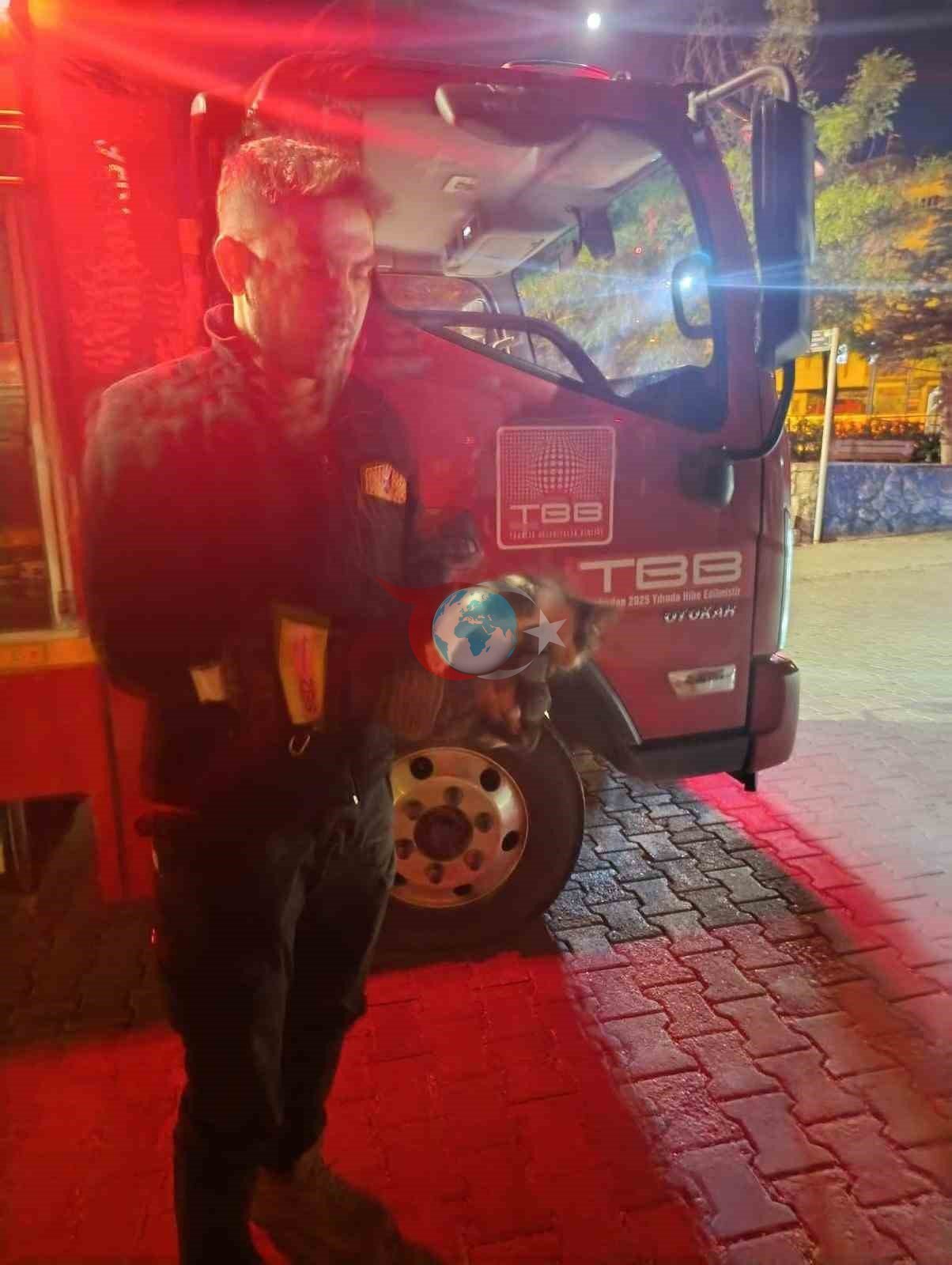 Aracın Motorunda Mahsur Kalan Kedi Başarıyla Kurtarıldı