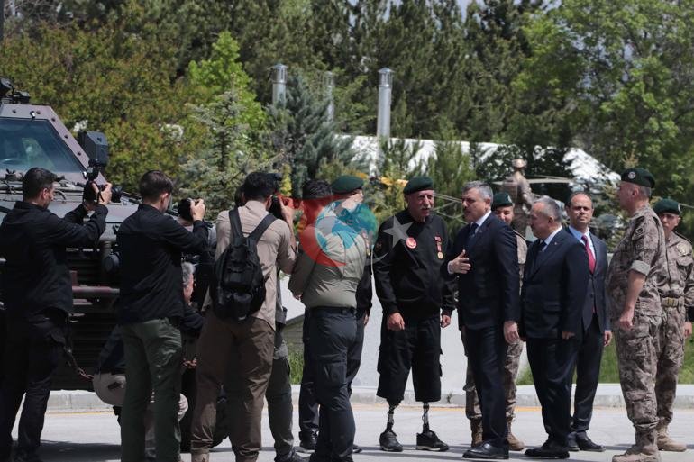 Bakan Çiftçi, özel harekat polisleriyle bayramlaştı