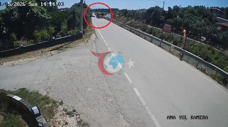 Antalyada korku dolu anlar Traktörün altında kalmaktan saniyelerle kurtuldular