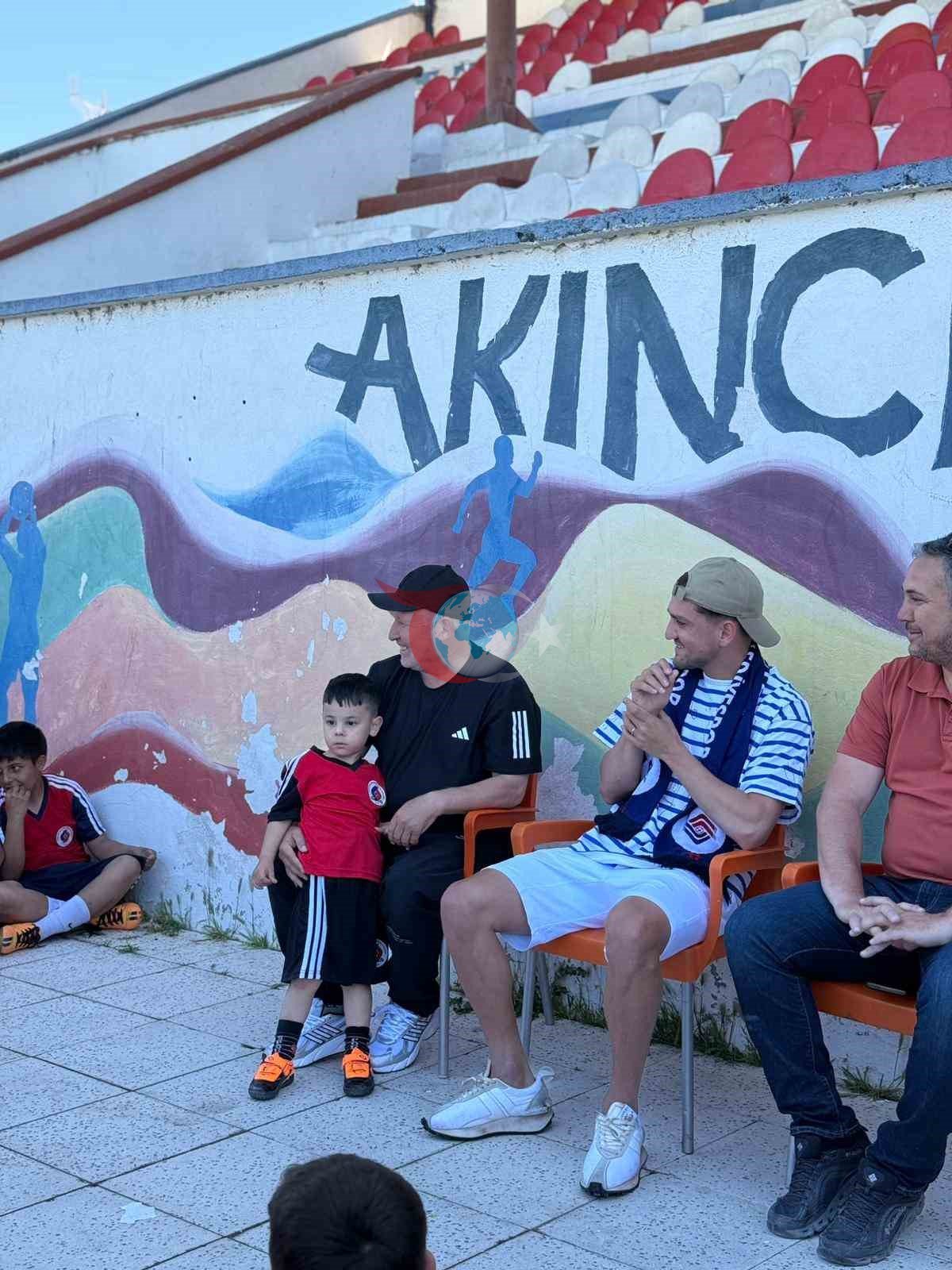 Cengiz Ünder, memleketi Balıkesir&rsquo;de genç sporcularla buluştu