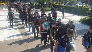 Talabalarning ma'lumotlarini o'g'irlagani aytilayotgan 21 kishi sud binosida: Ular o'zlarini pul o'tkazayotgandek ko'rsatishgan va amaliyot o'taganlar